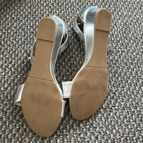 CL by Laundry silver heels - Picture 4 of 6